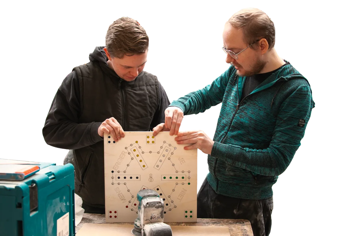 Twee mannen werken samen aan een houten spelbord