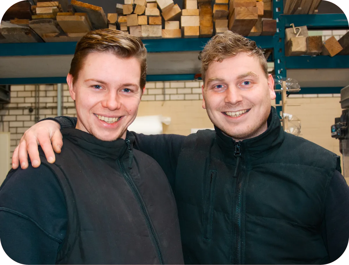 Twee lachende collega’s in de werkplaats