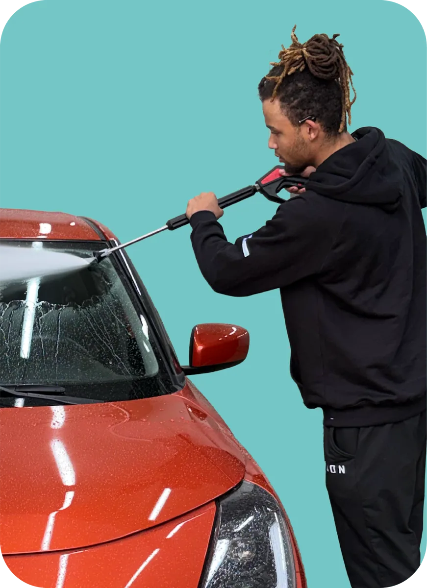 Danté wast een auto met een hogedrukspuit