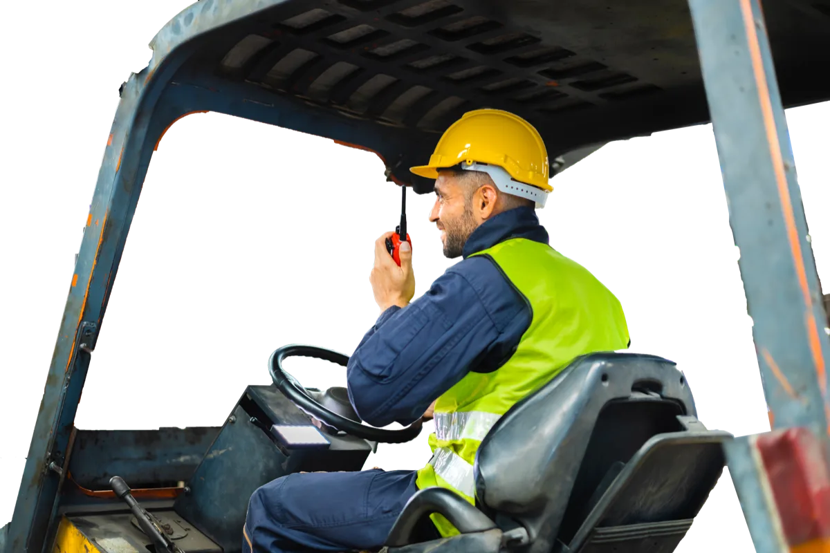 Een heftruckchauffeur praat in een portofoon