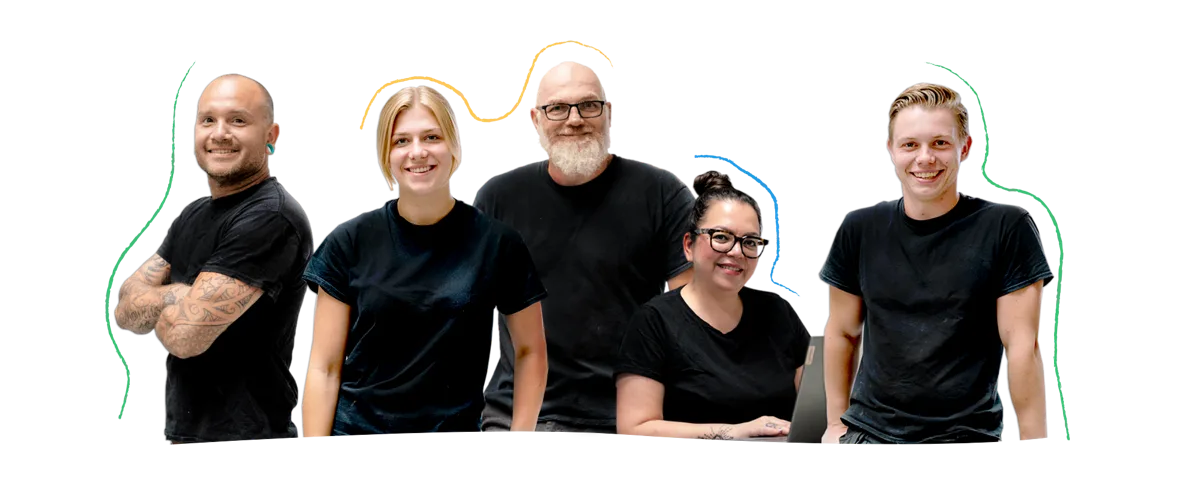 Vijf teamleden van De Werkhalte in zwarte shirts