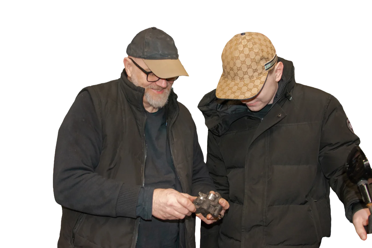 Twee mannen bekijken samen een onderdeel